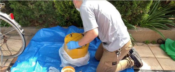 固めた石膏を袋に移す